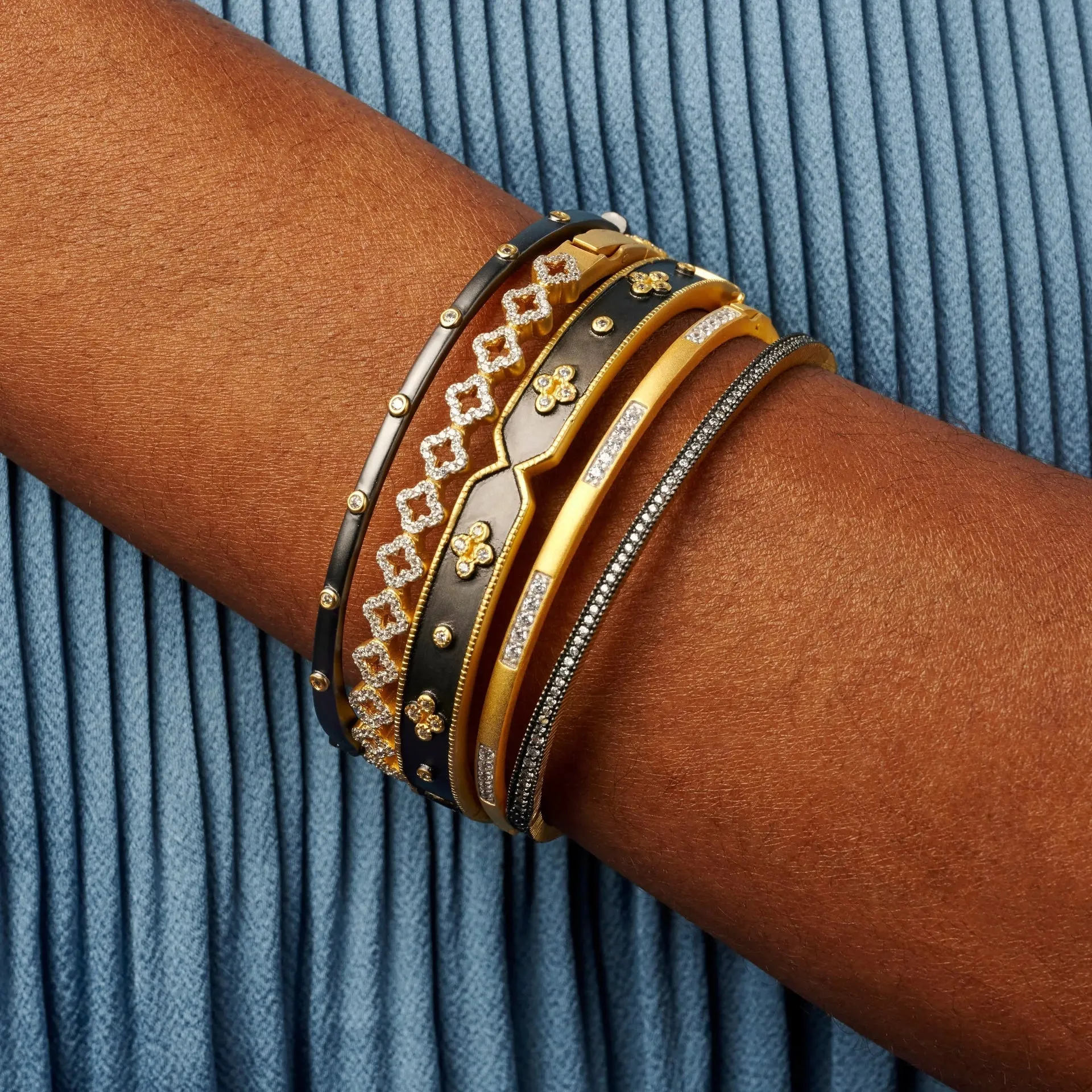 Iconic Clover Hinge Bangle
